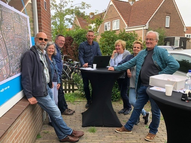 Collega's in gesprek met buurtbewoners