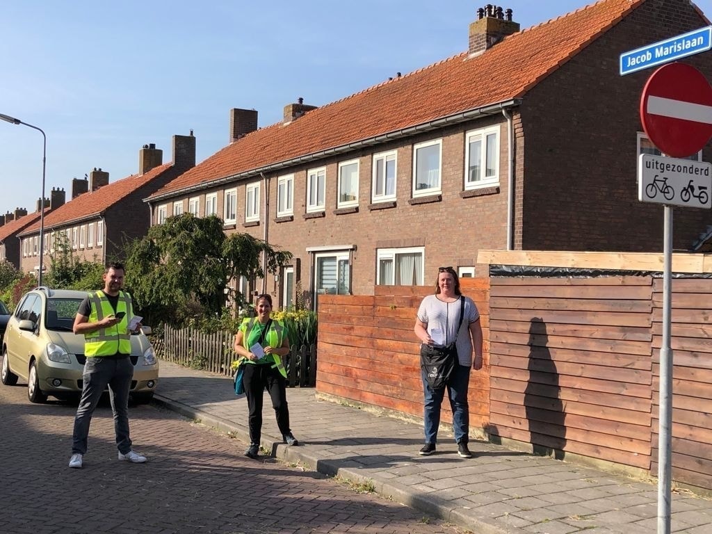 Collega's op pad om reacties te horen van de bewoners.