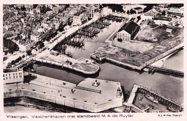 Vlissingen, Visschershaven met standbeeld M.A. de Ruyter, 1594